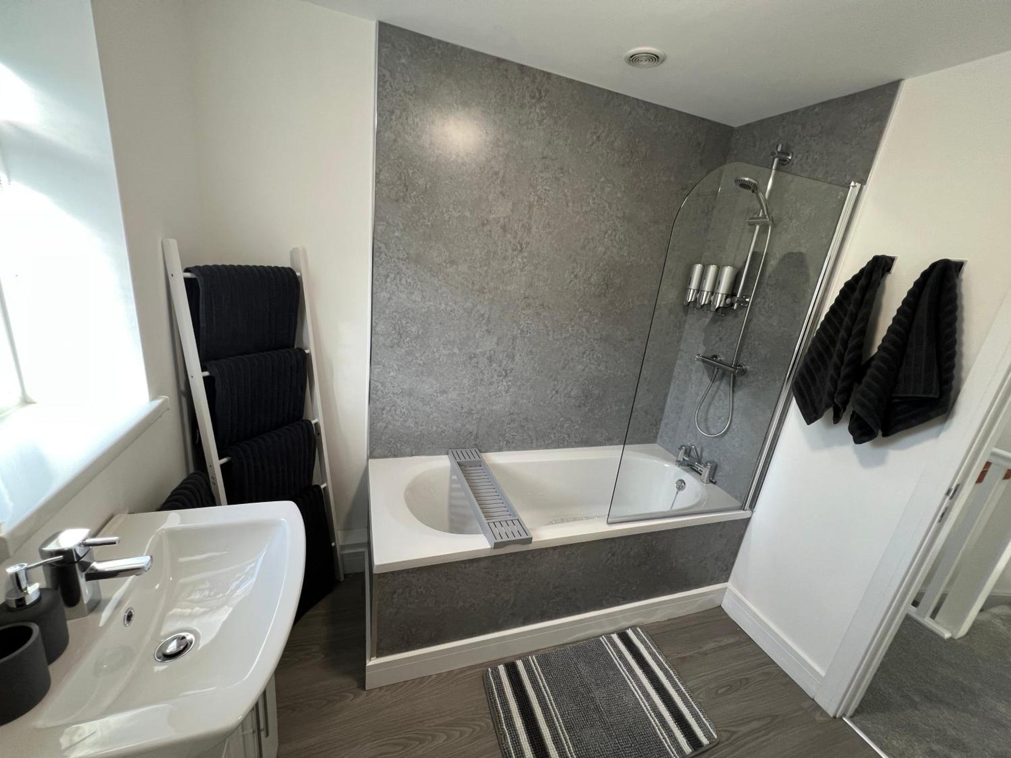 Modern, Two Double Bedroom House With Free Parking 쳅스토 외부 사진